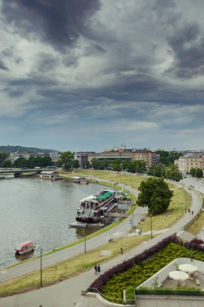 Malerisches Sommerpanorama des Stadtflusses in Krakau, Polen — Stockfoto
