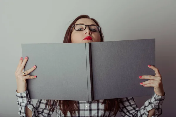 Mujer de negocios sosteniendo un libro — Foto de Stock