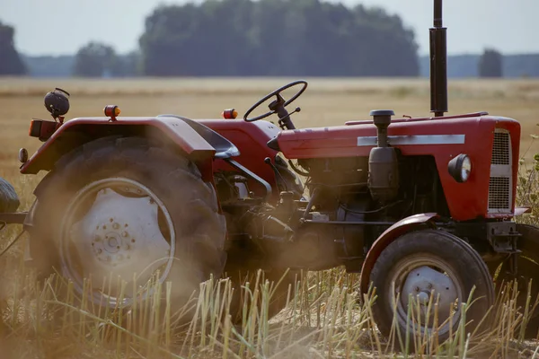 Tractor pequeño con remolque — Foto de Stock