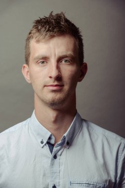 Zeki ve ciddi bir gencin portresi.