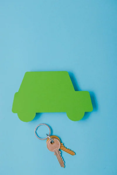 Zelená papírová auta s klíči — Stock fotografie