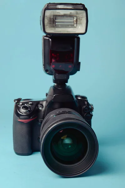 Câmera DSLR moderna profissional — Fotografia de Stock