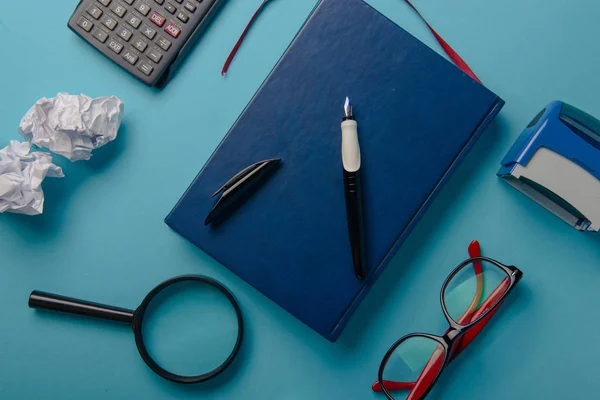 Secretária com ferramentas e mesa de escritório Notebook — Fotografia de Stock