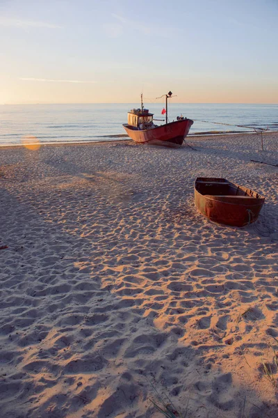 Barcos de pescadores ao nascer do sol na praia — Fotografia de Stock