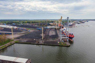 Vinçle limana kargo sevkiyatı. Su taşımacılığı Uluslararası.