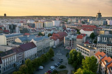 Szczecin 'deki Oder Nehri' nin sol kıyısında.