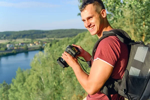 Photographer's boyfriend takes a photo of landscape — Stock Photo, Image