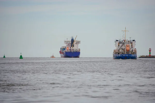 Shipping cargo to harbor by crane. Water transport International — Stock Photo, Image