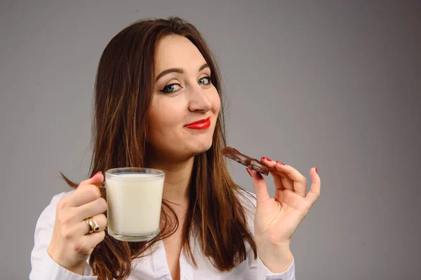 Junge attraktive Frau essen Schokolade, Nahaufnahme — Stockfoto