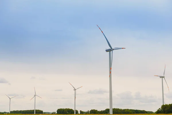 Turbina wiatrowa. Ekologiczna produkcja energii odnawialnej z wiatru. Wi-Fi — Zdjęcie stockowe