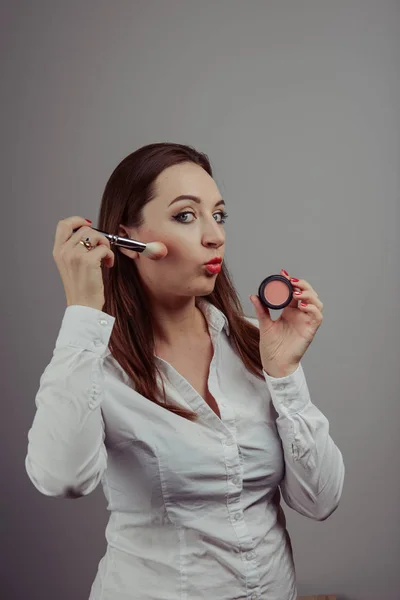 Mujer sosteniendo un conjunto de cepillos cosméticos para el maquillaje , — Foto de Stock