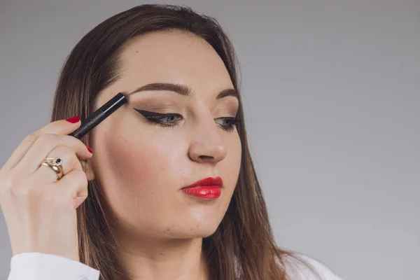 Kvinne som holder et sett kosmetiske pensler for sminke , – stockfoto