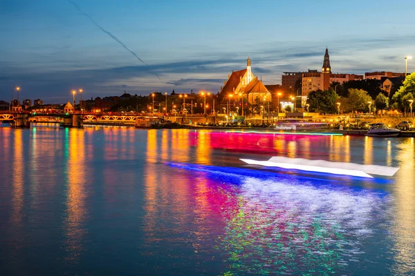 Szczecin. Vista noturna do outro lado do rio para o oi iluminado — Fotografia de Stock