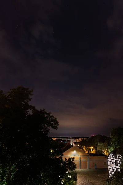 Szczecin. Tampilan malam dari seberang sungai ke hi diterangi — Stok Foto