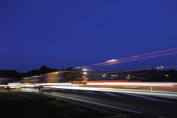 Скоростное движение - легкие трассы на автомагистрали — стоковое фото