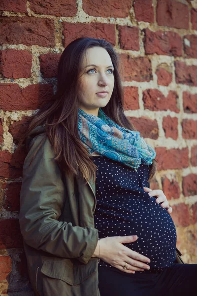 Gravid kvinna avkopplande på stol vid skrivbordet i ett rum — Stockfoto