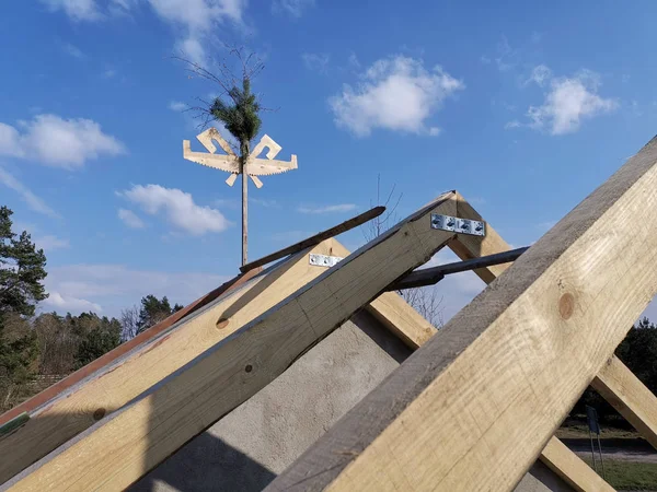 Wooden roof construction. symbolic panicle at the end of house construction — Stock Photo, Image