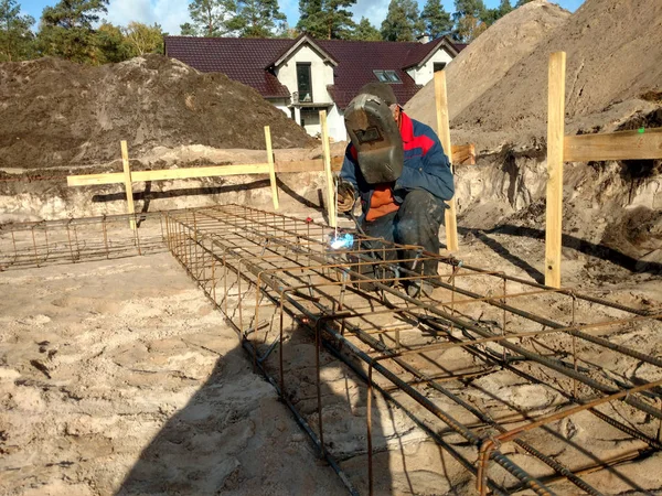 Foundation welding to receive concrete. the welder makes reinfor — Stock Photo, Image