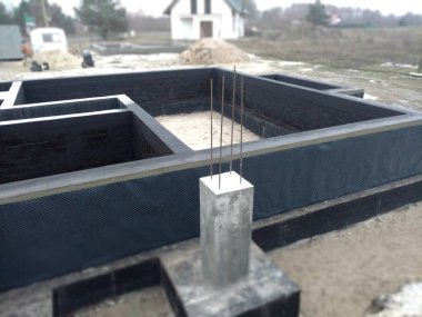 Bir ev için beton temel. Emlak işi