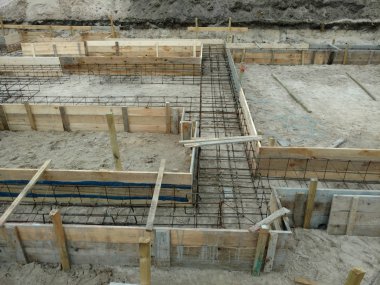Beton elde etmek için kaynak. Kaynakçı vakıf için takviye yapar.