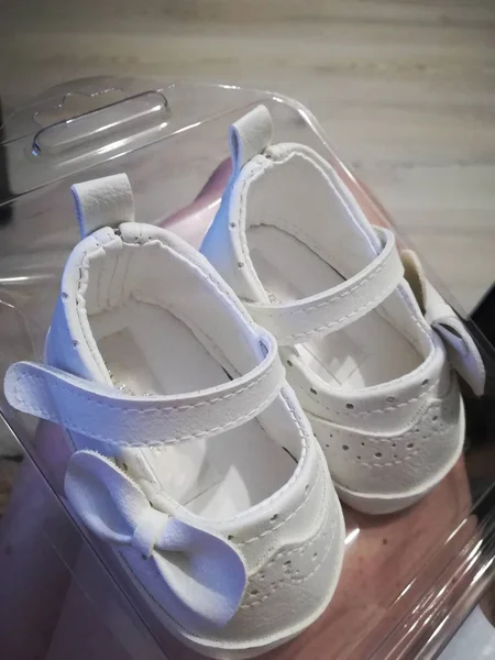 Primer plano de zapatos de bebé elegantes blancos —  Fotos de Stock