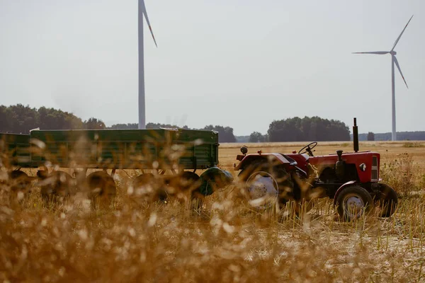 Kleine trekker met aanhangwagen — Stockfoto