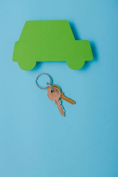 Zelená papírová auta s klíči — Stock fotografie