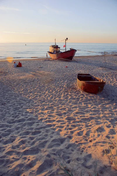 Rybak łodzi w czasie wschód słońca na plaży — Zdjęcie stockowe