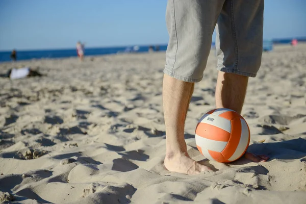 在沙滩上踢足球的人 — 图库照片