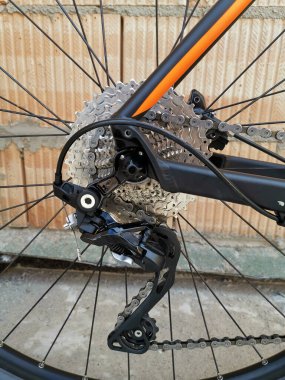 70 'lerin siyah yarış bisikletinin raydan çıkarıcısını kapatın..