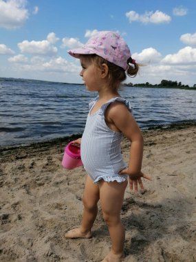 Çocuk yaz plajında oyun parkında. Baltık Denizi