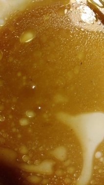 Renkli arka planda yağ damlaları. Yağ lekeleri damlacıklar.