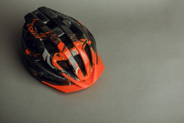 Kask, eldivenler, ayakkabılar ve su şişesi - bisiklet aksesuarları. Turuncu renk