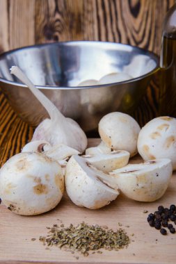 Bileşimi zeytinyağı, mantar, ahşap arka planda sarımsak. sağlıklı yiyecekler