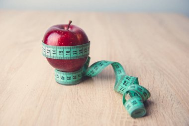 Bir olgun kırmızı elma. Beyaz bir arkaplanda izole edilmiş