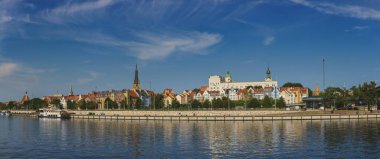 Szczecin 'deki Oder Nehri' nin sol kıyısında deniz müzesi ve terasları var.