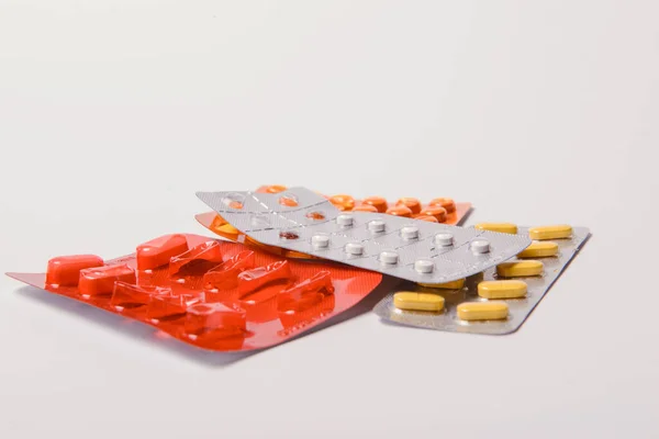 Wielokolorowe Tabletki Tabletki Kapsułkach Szklanej Butelki Niebieskim Tle Mnóstwo Różnych — Zdjęcie stockowe