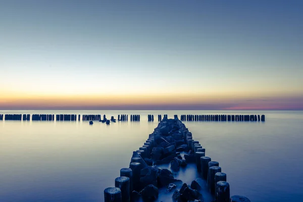 Ein Foto Von Hölzernen Wellenbrechern Und Möwen Bei Sonnenuntergang Der — Stockfoto