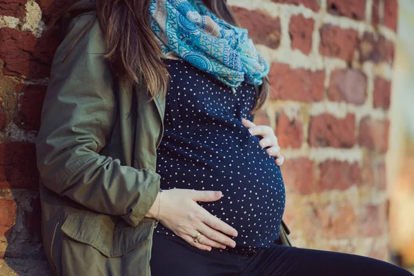 Una Fotografía Mujer Embarazada Relajándose Silla Escritorio Habitación —  Fotos de Stock
