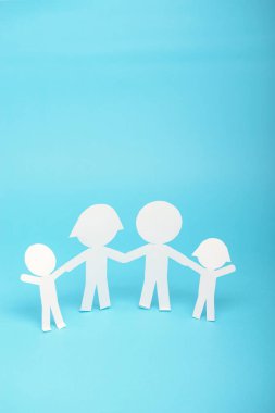 Mavi arka planda el ele tutuşan soyut kağıt insanları