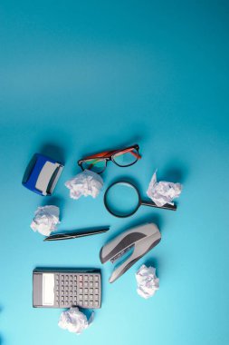 Mavi arkaplanda Araçlar ve Not Defteri ofis masası olan masa