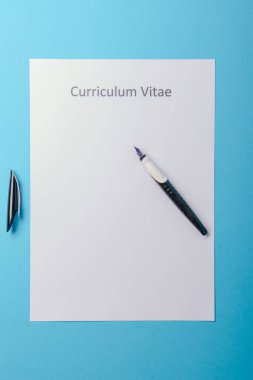 Müfredat vitae mavi arkaplan üzerine beyaz bir kağıda yazıldı