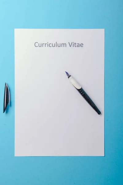 Curriculum Vitae Escrito Branco Sobre Fundo Azul — Fotografia de Stock