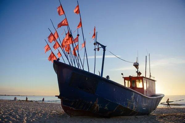 Halászhajók Napkeltekor Strandon Nyáron Jogdíjmentes Stock Fotók