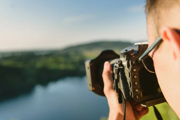 Fotós Barátja Készít Egy Képet Nyári Szezon Természet Tájkép — Stock Fotó