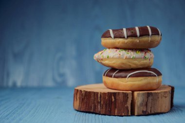 Çörekler masada yatıyor. mavi arkaplan.