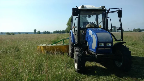 Bete Slåtter Med Blå Traktor Och Gräsklippare Vårtid — Stockfoto