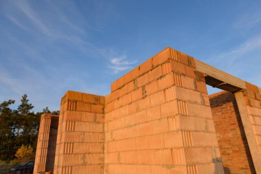 İnşaat Altında Çatı Olmayan Tamamlanmamış Kırmızı Tuğla Ev Duvarlarının İçi.