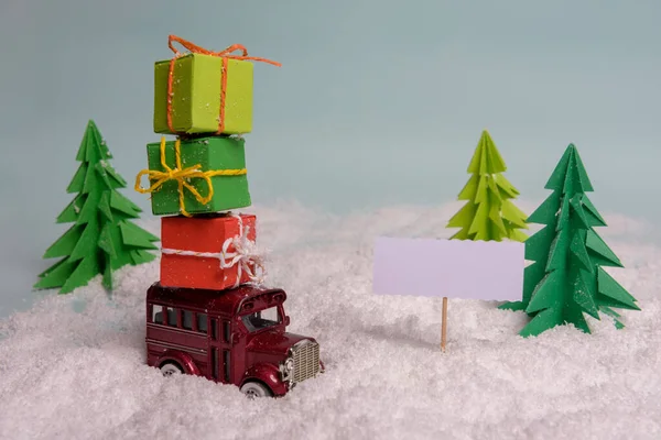 Coche Juguete Lleva Regalos Bajo Árbol Navidad Nieve Vista Desde — Foto de Stock