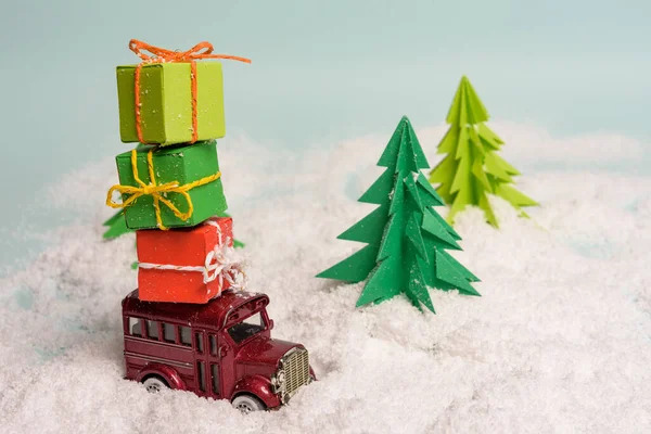 Une Voiture Porte Des Cadeaux Sous Sapin Noël Neige Vue — Photo